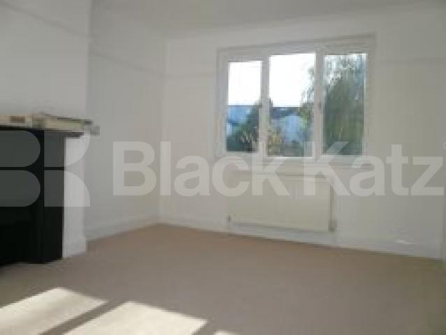 			AMAZING HOUSE!!!, 4 Bedroom, 1 bath, 1 reception Flat			 Creighton Ave, MUSWELL HILL N10